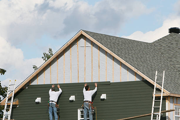 Professional Vinyl Siding technician working in Pleasant Hill, TX
